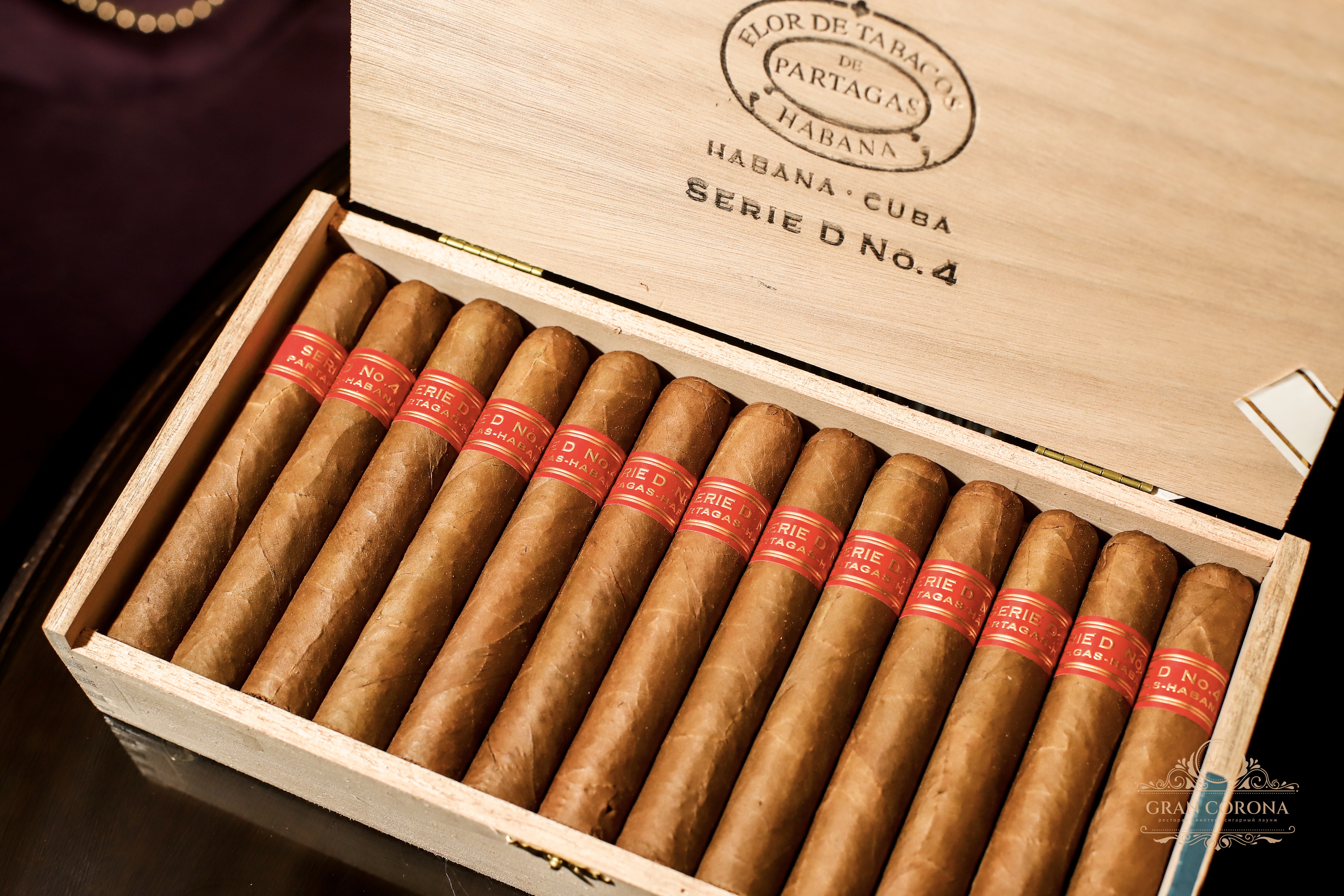 Кубинские сигары Partagas Serie D No.4 в деревянной упаковке