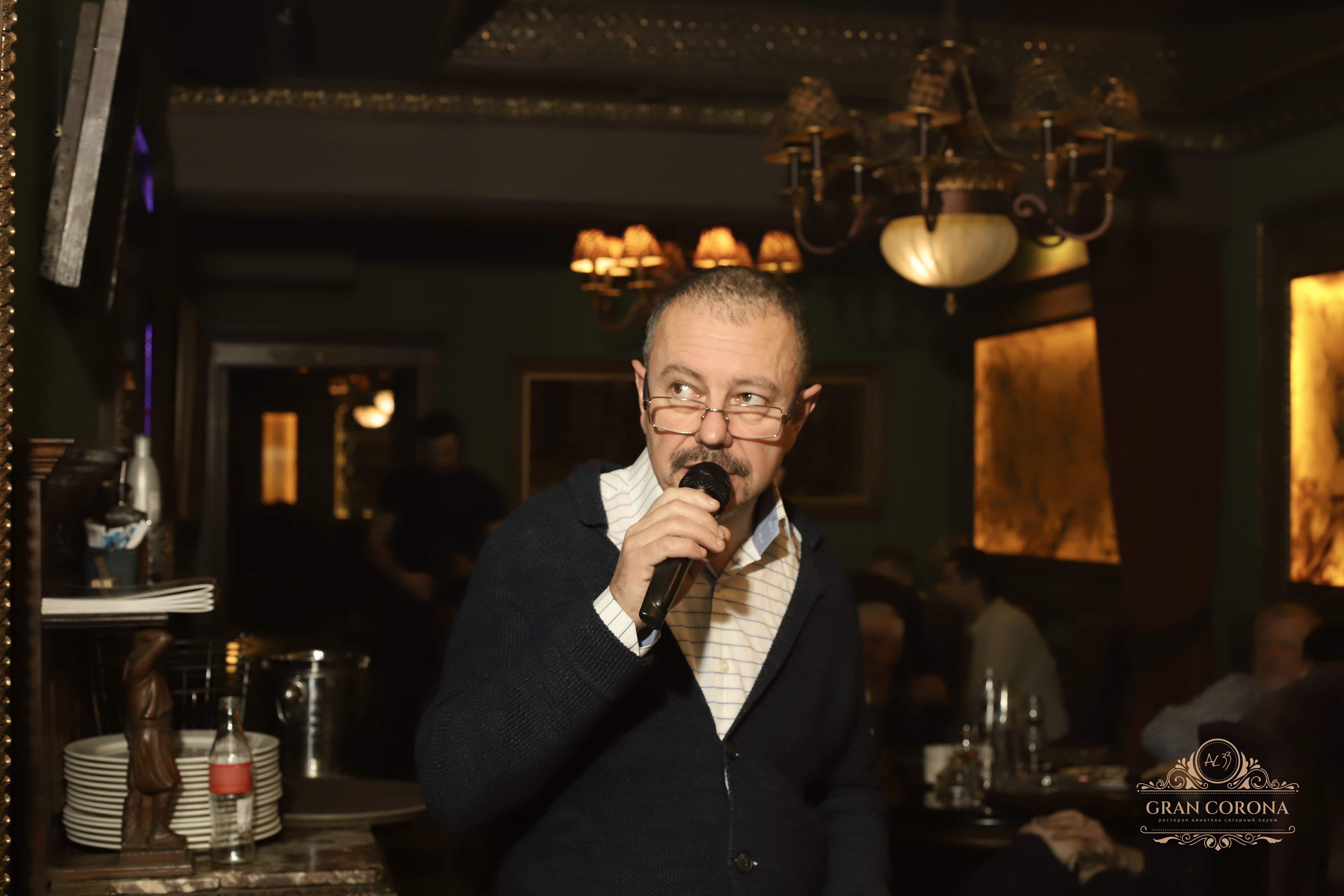 Ведущий кубинского сигарного вечера - Владимир Бахрах