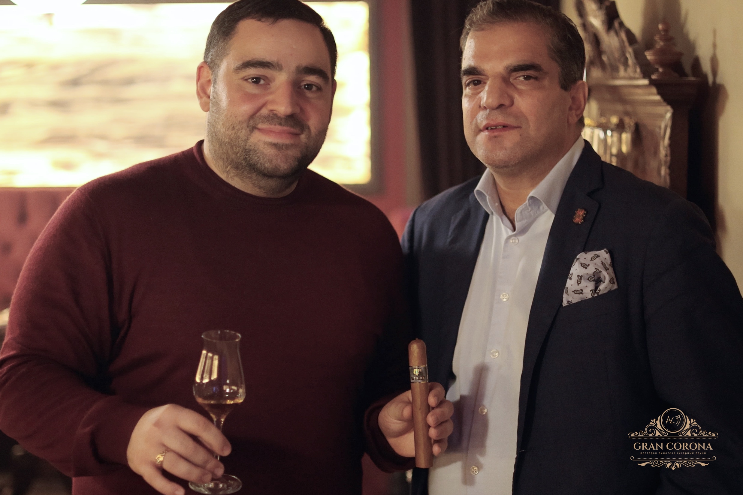 Гости сигарного клуба AL33 Gran Corona с ромом и сигарой Cohiba