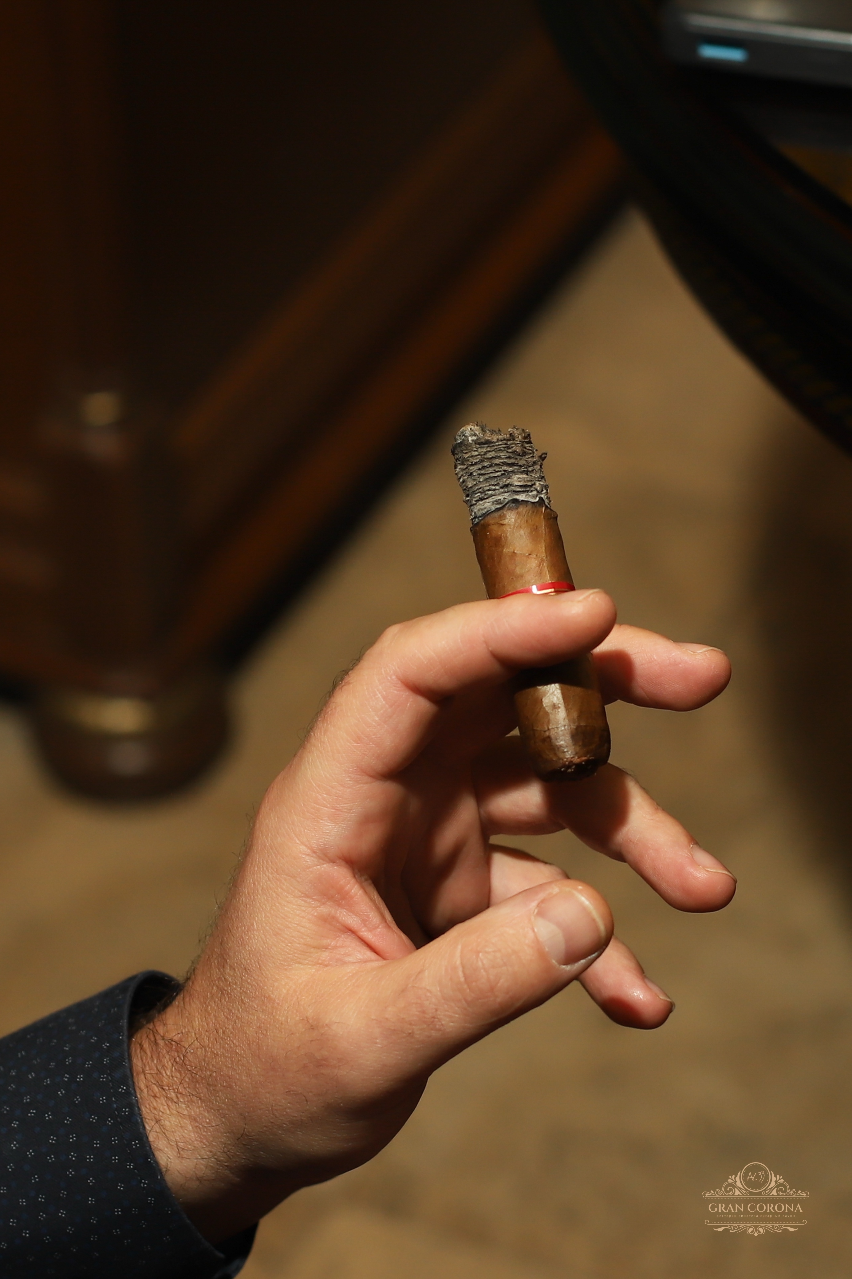 Процесс раскуривания кубинской сигары Партагас 4