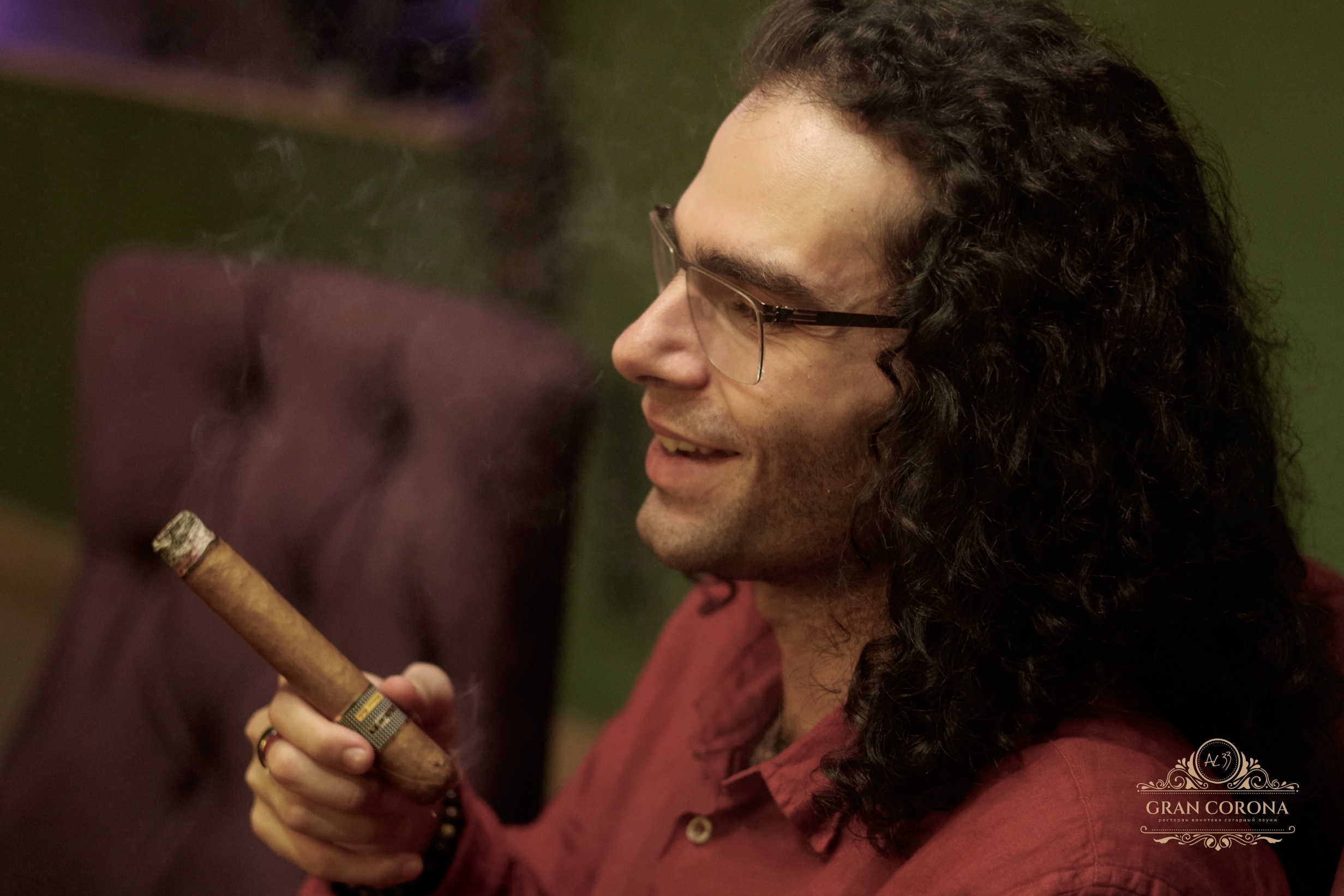 Гость сигарного лаунжа в Москве с сигарой Cohiba