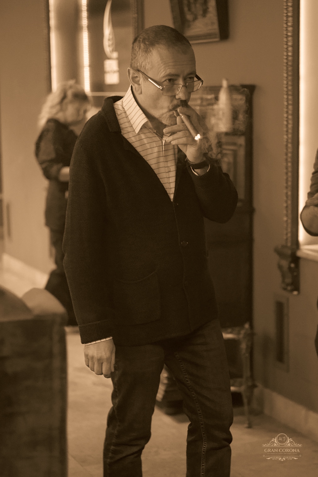 Монохромное фото сигарного эксперта Владимира Бахраха с сигарой