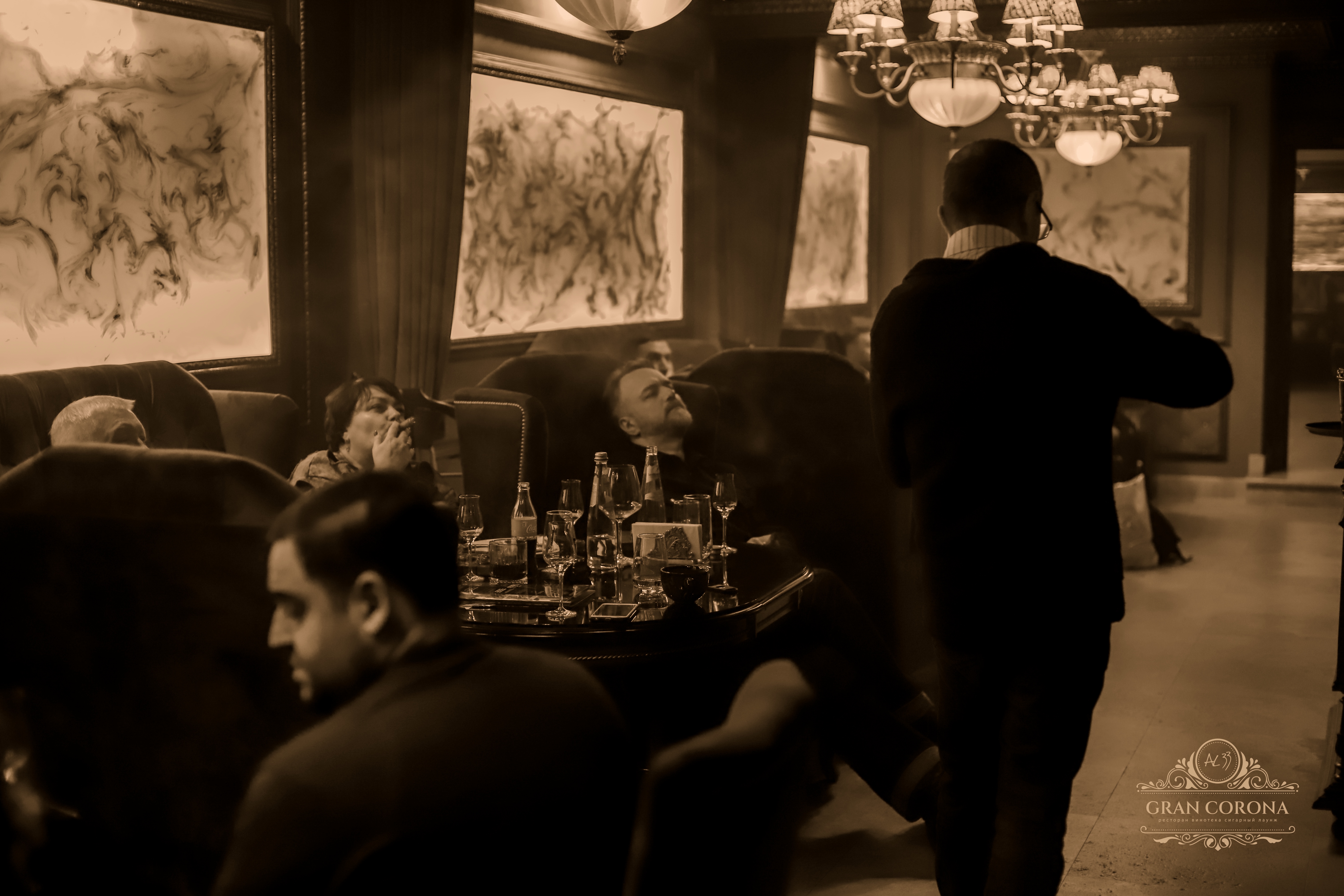 Монохромное фото зала мероприятия в сигарном клубе 