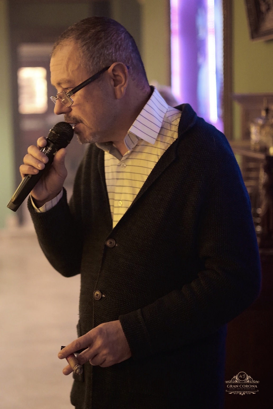 Владимир Бахрах выступает с презентацией авторского фильма в микрофон