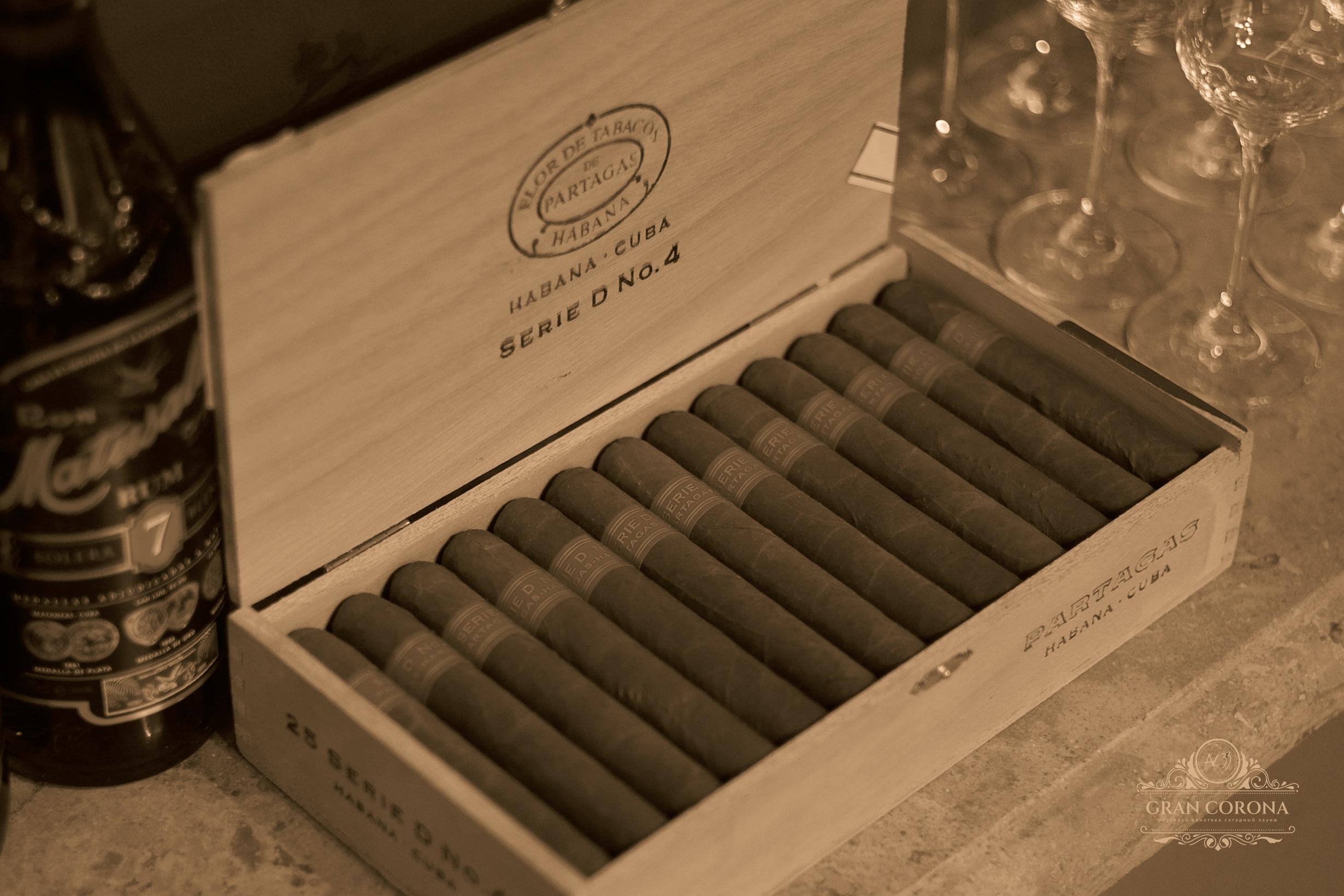 Монохромное фото ящика сигар Partagas Serie D No.4