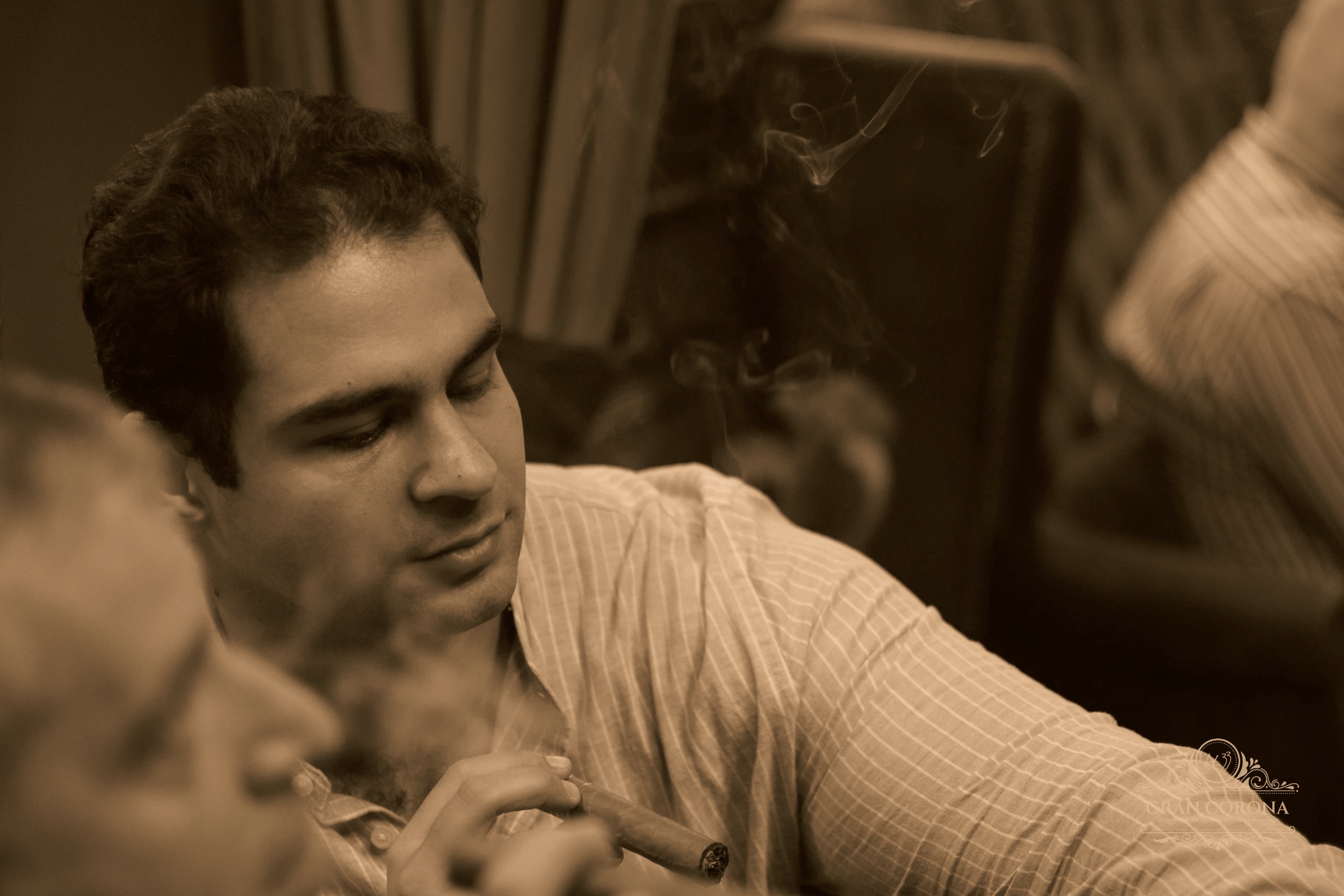 Монохромное фото гостя сигарного клуба